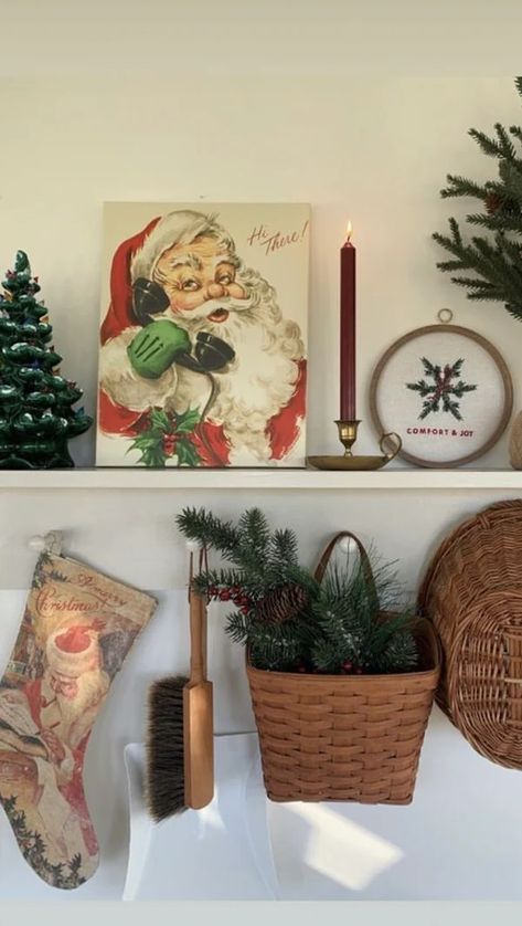 ✧˚. Retro Holiday Bedroom Inspo With Ever Lasting ✧˚. | Room Decor Tips | Ever Lasting Blog Natal, Classy Vintage Christmas Decor, Vintage Modern Christmas Tree, Christmas Decor Old House, Vintage Cozy Christmas Aesthetic, Simple Classic Christmas Decor, Thrifting Christmas Decor, Tiny Apartment Christmas Decorating, Vintage Cozy Christmas