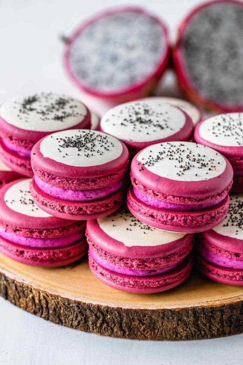 Dragon Fruit Dessert, Fruit Macarons, Dragon Fruit Powder, Dragonfruit Recipes, Resep Vegan, Buttercream Cookies, Meringue Cookie, Fruit Cheesecake, Fruit Cupcakes