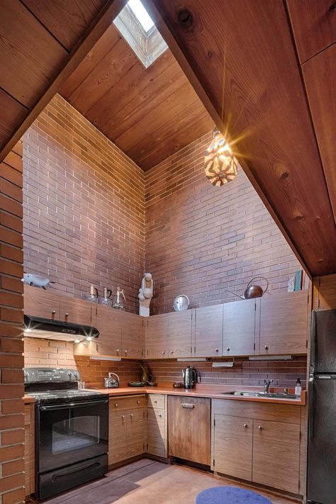 Frank Lloyd Wright Interior, Usonian Style, Usonian House, Long Living Room, Frank Lloyd Wright Design, Frank Lloyd Wright Homes, Riverside House, Boutique Homes, Frank Lloyd