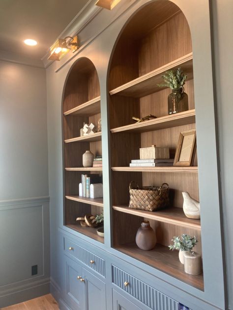 Built In Glass Shelves Living Room, Spare Wall Ideas Living Room, Built In Arch Bookcase, Livingroom Built In Bookshelf, Wood Stained Built Ins, Two Toned Bookshelves, Fireplace With Arched Bookshelves, Rounded Built In Shelves, Arch Cabinet Built In