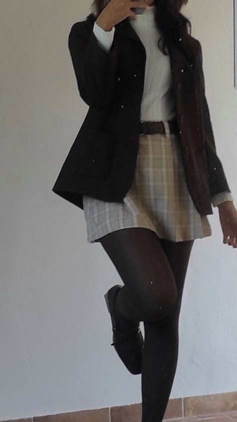 Early Twenties Outfits, Dark Academia Inspo Outfit, Meg Inspired Outfits, Acadimea Outfit, Old Academia Aesthetic Outfit, Dark Academia Hourglass Outfit, Winter Outfits Academia, Academic Validation Outfit, 90s Academia Outfits