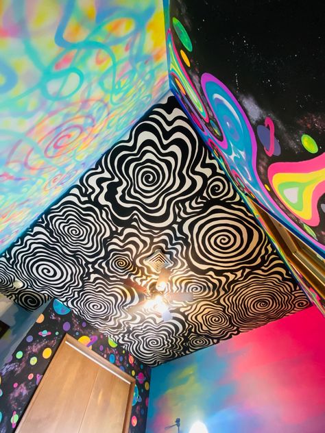 Cool Painted Walls Bedroom, Trippy Paintings On Wall, Trippy Wall Art Ideas Easy, Funky Bedroom Wall Art, Trippy Room Painting Ideas, Trippy Ceiling Painting, Trippy Painted Walls, Trippy Furniture Painting, Painting On Wall Ideas Bedrooms