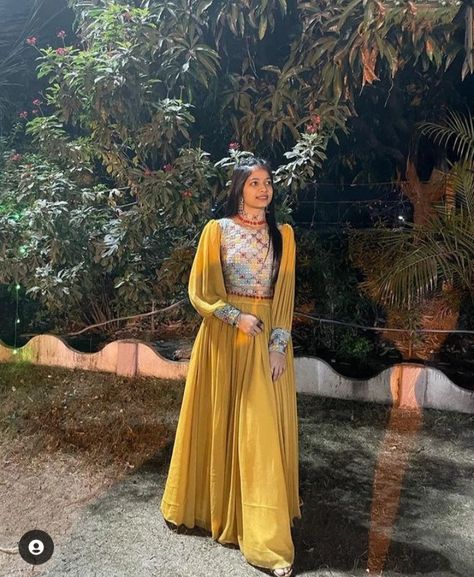 Haldi Rasam Dress, Haldi Ceremony Outfit For Sister, Haldi Dress Ideas For Sisters, Haldi Dress Ideas, Haldi Wear, Haldi Dress, Haldi Outfits, Simple Frock Design, Haldi Outfit