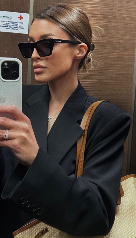 Winter Style Guide, Sunglasses Outfit, Saint Laurent Sunglasses, Style Inspiration Casual, Girl Attitude, Prada Sunglasses, Cool Sunglasses, Girls Wardrobe, Thanksgiving Outfit