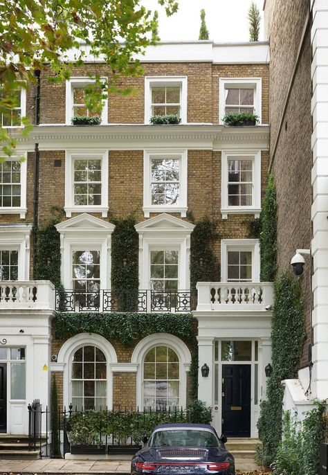 Georgian Town House Exterior, Terraced House Aesthetic, Classic London House, Town House Gardens, English Apartment Exterior, Chelsea London Houses Interior Design, London Town House Aesthetic, Kensington London Houses, Town House Apartment