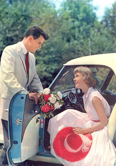 Old Fashioned Dating Etiquette That Many Today Have Forgotten – Page 2 – Dusty Old Thing Old Fashioned Relationships, Old Fashioned Love Aesthetic, Penelope Aesthetic, Old Fashioned Aesthetic, Old Fashioned Dating, 1950s Couple, Traditional Femininity, Dating Etiquette, Couples Stuff