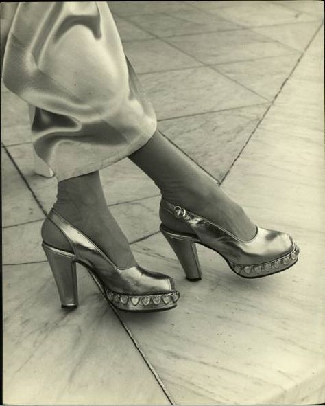 Nina Leen, 1960 Shoes, 1940s Shoes, Fashion 1940s, Shoes Ads, Chic Shoes, 40s Fashion, Retro Shoes, 1940s Fashion