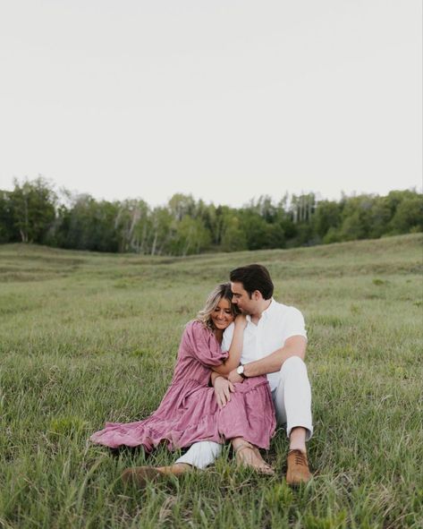 Dusty Rose Engagement Photos, Off The Shoulder Engagement Photos, Photo Outfit Ideas Couple, Couples Photoshoot Long Dress, Park Couple Photoshoot Ideas, Engagment Nature Photos, Grassy Engagement Pictures, Seated Engagement Photos, Engagement Photoshoot Ideas Spring