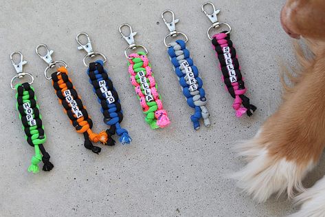 Paracord Name Keychain, Paracord Dog Leash, Paracord Ideas, Keychain Ideas, Knot Tying, Diy Fabric Crafts, Paracord Projects, Friendship Bracelets Diy, Camping Crafts