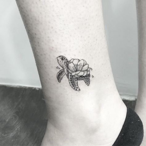 Tiny Turtle Tattoo, Beachy Tattoos, Turtle Tattoo Designs, Lavender Tattoo, Tattoo Old School, Planet Tattoos, Marquesan Tattoos, Omerta Tattoo, Tatuaje A Color