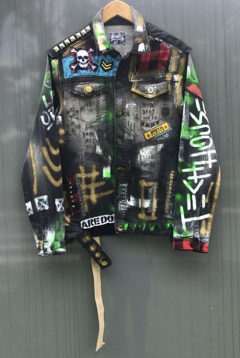 @haveanicedenim Cary Bradshaw, Alt Clothes Diy, Reworked Clothes, Skull Jacket, Streetwear Tshirt Design, Custom Denim Jacket, Upcycle Clothes Diy, Punk Design, Mens Outdoor Jackets