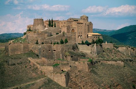 Cardona Castle Spanish Castle, Real Castles, Gothic Castle, Spanish Architecture, Castle Art, Architecture Landmark, Ancient Buildings, Stay Overnight, Walled City