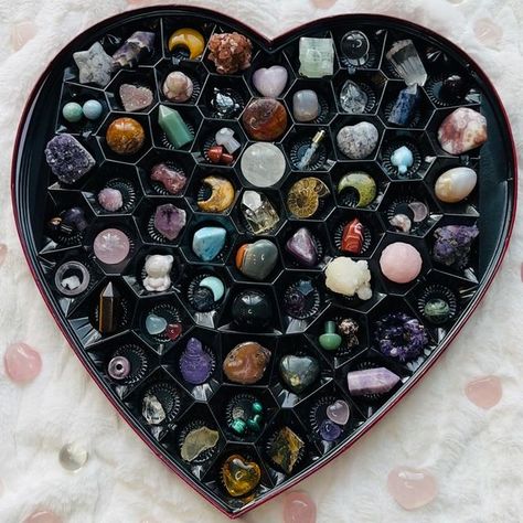 Crystal Chocolate Box Heart, Cristales Aesthetic, Crystal Valentine, Heart Shaped Chocolate Box, Collection Aesthetic, Heart Shaped Chocolate, Valentines Day Heart, Box Of Chocolates, Box Gifts