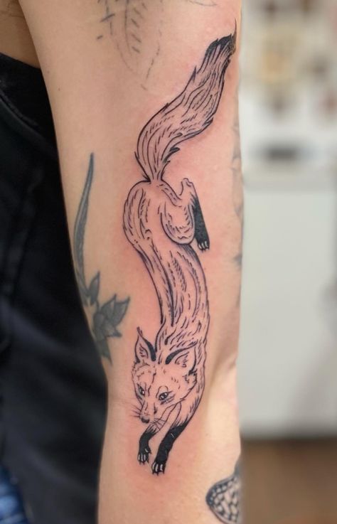 A fox tattoo, to fit in between other tattoos, done by @sydneyctattoo. Filler tattoos are always so fun, especially when designing a tattoo to specifically fit in a spot! Running Fox Tattoo, Fox Tattoo Arm, Traditional Fox Tattoo, Mr Fox Tattoo, Red Fox Tattoos, Coyote Tattoo, Filler Tattoos, Whimsical Tattoos, Earthy Tattoos