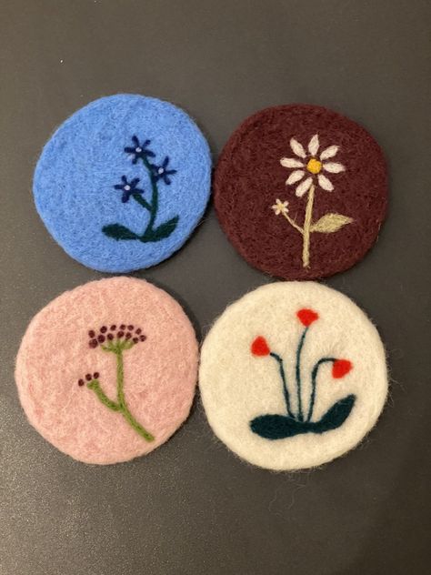 Needle Felting Simple Ideas, Wet Felted Coasters, Flat Needle Felting Ideas, Needle Felted Coasters Diy, Needle Felt Coaster, Needle Felted Coasters, Needle Felting Ideas For Beginners, Needle Felting Flowers, Felt Coasters Diy