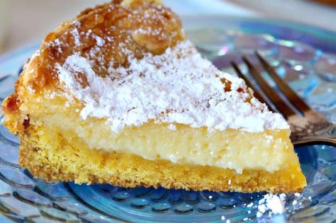 Gooey Butter Cake is highly a addictive sweet treat that is so easy to do! Watch closely and make sure to not overcook this classic dessert. Cheesy Snacks, Ooey Gooey Cake, Ooey Gooey Butter Cake, Gooey Cake, Gooey Butter Cake, I Am Baker, Butter Cake Recipe, Torte Cupcake, Vegetarian Cake