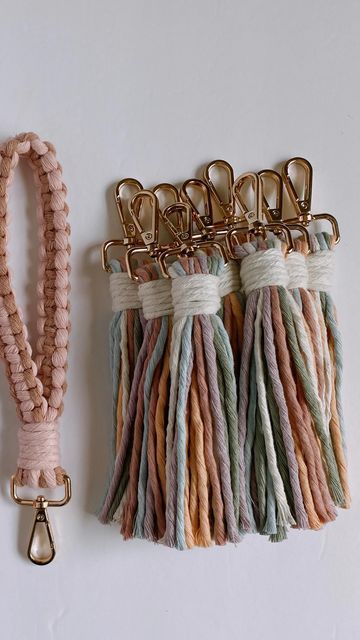 Yarn Keychain Diy, Yarn Keychain, Macrame Gifts, Macrame Items, Macrame Creations, Macrame Crafts, Knot Macrame, Macrame Style, Christmas Craft Fair