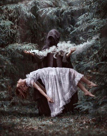 Arte Occulta, Levitation Photography, Halloween Photography, 다크 판타지, Magic Aesthetic, Fantasy Photography, Halloween Photoshoot, Halloween Photos, Witch Aesthetic