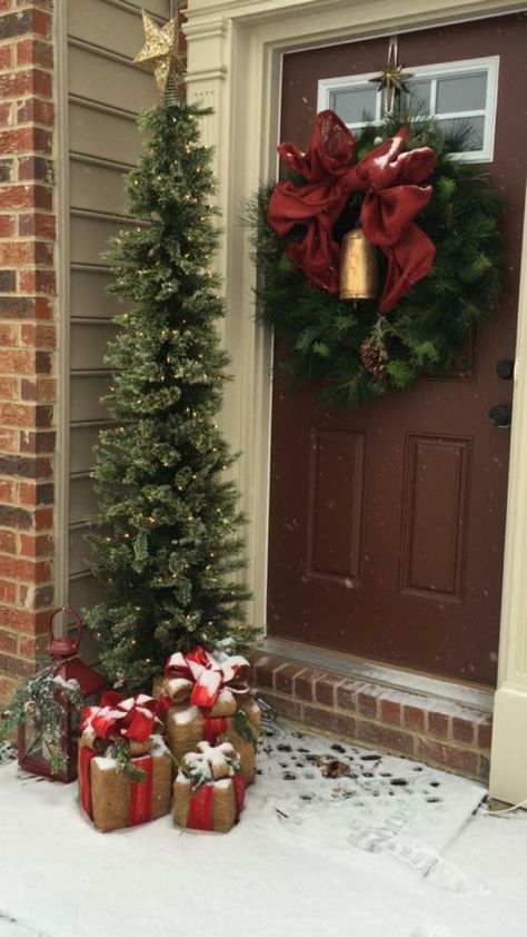 Front Home Christmas Decoration, Christmas Front Door Decor Entrance Traditional, Front Door Entrance Christmas Decor, Xmas Door Decorations Front Porches, Entry Door Christmas Decor, Christmas Entrance Decor Porch Ideas, Christmas Stoop Decor, Christmas Doorstep Decor, Christmas Front Yard Decor