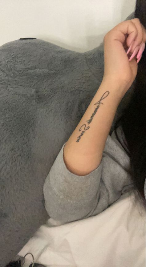 Side Arm Tattoo, Arm Writing Tattoo, Tattoo Cursive, Forearm Name Tattoos, Arm Tattoos For Women Forearm, Name Tattoos On Arm, Side Arm Tattoos, Tattoo Art Design, Cursive Tattoo