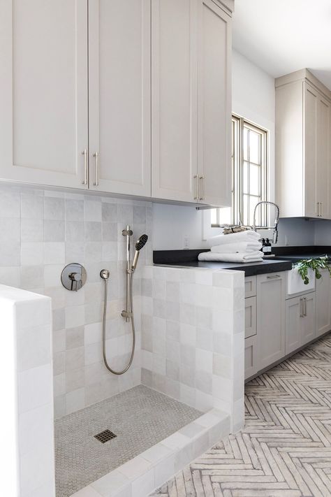 laundry room with dog bath station Japanese Soaking Tubs, Desain Pantry, Dog Washing Station, Dream Laundry Room, Laundry Room Layouts, Mudroom Laundry Room, Laundry Room Renovation, Laundry Design, Laundry Room Inspiration