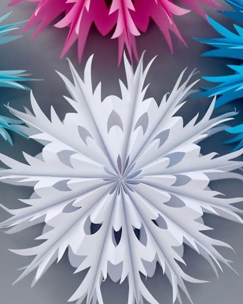 Super voluminous 3D Christmas snowflakes tutorial! ❄ | tutorial | Super voluminous 3D Christmas snowflakes tutorial! ❄ | By MetDaan DIY Metdaan Diy, 3d Paper Snowflakes, Paper Snowflake Patterns, Paper Snowflakes Diy, 3d Snowflakes, Snow Flakes Diy, Paper Crafting, Paper Snowflakes, 3d Christmas