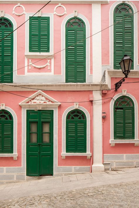 If you lived in this building you would be the HAPPIEST person on the planet. Green House Color, Pink Building, Green Shutters, Choosing Paint Colours, Color Combinations Paint, Choosing Paint, Pintura Exterior, Good Color Combinations, Kampot