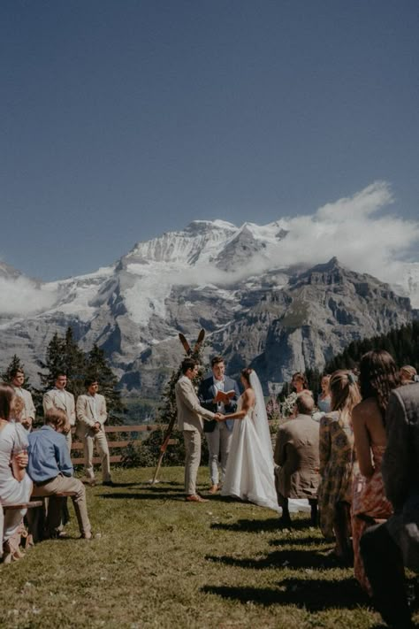 130 wedding guests from all over the world at a Destination Wedding in Switzerland – Why did so many people gather for a wedding in the small village of Mürren? Wedding Venues Switzerland, Wedding In Germany, Switzerland Wedding Venues, Unique Wedding Venue Ideas, Hockey Wag, Affordable Destination Wedding Locations, Wedding Manifestation, Small Beach Wedding, Campsite Wedding