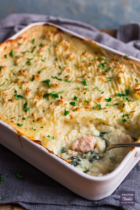 Classic fish pie recipe baked with a mash topping Best Fish Pie Recipe, Fish Pie Sauce, Seafood Snacks, Easy Pie Recipe, Fish Pie Recipe, Salmon Pie, Fish Casserole, Haddock Recipes, Smoked Haddock