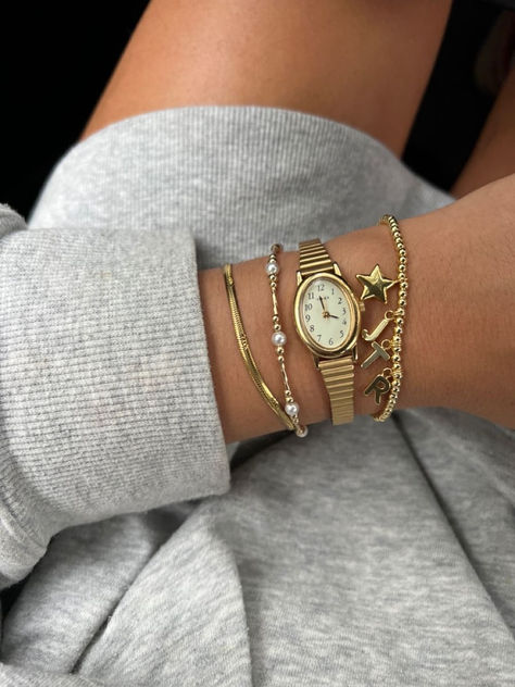 Jewelry Accessories Ideas, Dope Jewelry, Jewelry Essentials, Gold Bracelets, Classy Jewelry, Stacked Jewelry, Jewelry Lookbook, 가을 패션, Girly Jewelry