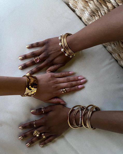 Jewelry Accessories Black Women, African Gold Aesthetic, Gold Bangles Black Women, Earthy Gold Aesthetic, Gold Jewelry Dark Skin, Jewlrey Aesthic Black Women, Gold Bangle Aesthetic, Black Women Jewelry Aesthetic, Black Girls Gold Jewelry