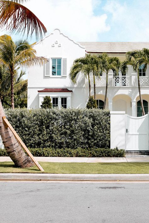 White Tropical House, Palm Beach Travel, Palm Beach Bungalow, Palm Beach House Exterior, Palm Beach Architecture, Alys Beach Homes Exterior, England Lifestyle, Coastal Exterior, Mediterranean Mansion