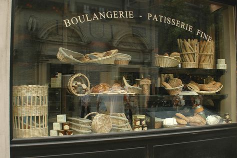 boulangerie window display Bakery Window Display, Patisserie Shop, German Bakery, Bread Display, Patisserie Design, Patisserie Fine, Bakery Shop Design, Bakery Store, Bakery Interior