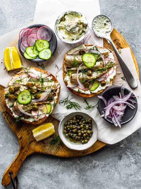 Canned Sardines Sandwich, Anchovy Snacks, Sardine Dinner Recipes, Easy Sardine Recipes, Mediterranean Sardine Recipes, How To Eat Sardines Ideas, Tin Can Food Recipes, Sardine Fillet Recipes, Meals With Sardines