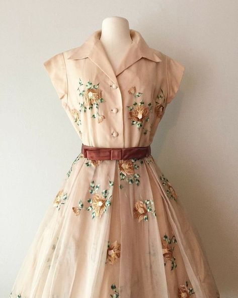 Gorgeous blush pink vintage 1950s dress Robes Vintage, Vintage Dresses 50s, Vintage 1950s Dresses, Vestidos Vintage, 50s Dresses, 1950s Dress, Trend Fashion, Look Vintage, 50s Fashion