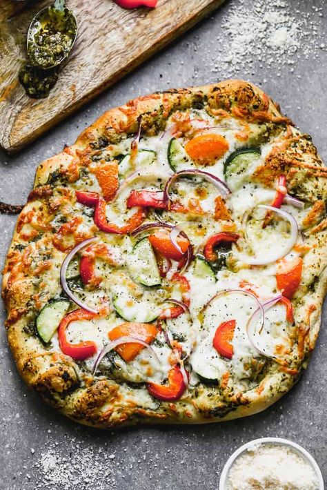 Homemade Vegetable Pizza Recipe, Easy Veggie Pizza, Homemade Veggie Pizza, Veggie Flatbread, Vegetable Pizza Recipes, Pesto Pizza Recipe, Vegetarian Pizza Recipe, Veggie Pizza Recipe, Veg Pizza