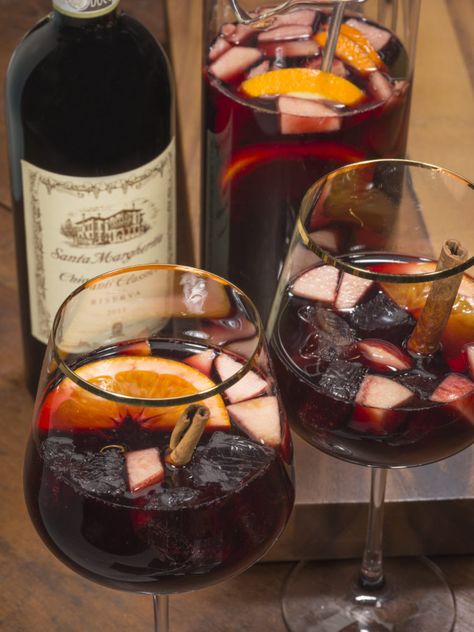 Holiday Sangria - 7 Sensational Cocktails to Toast Your Turkey Day! Mexican Cuisine Recipes, Peach Sangria Recipes, Best Sangria Recipe, Sangria Punch, Sparkling Sangria, Red Sangria Recipes, Thanksgiving Cocktail Recipes, Holiday Sangria, Spiced Wine