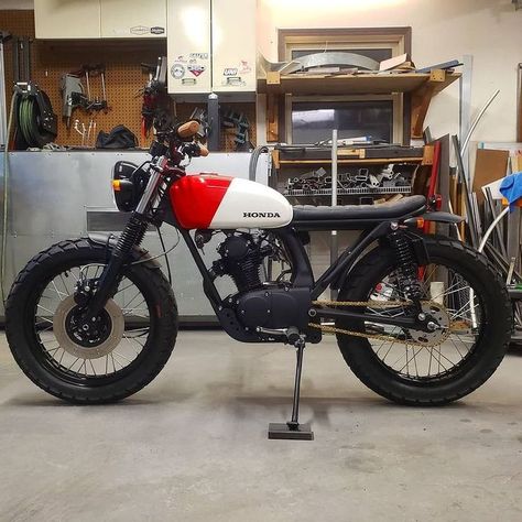 Scrambler Bike, Cafe Pics, Honda Custom, Motorcycle Build, Custom Bikes Cafe Racers, Bike Collection, Honda Scrambler, Honda 125, Bike Tank