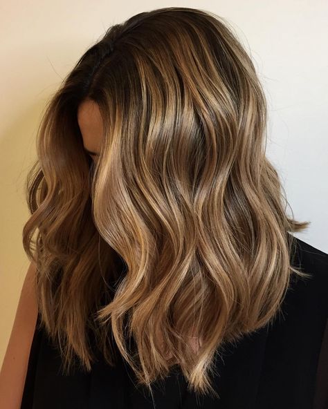 Golden Toffee Hair Is Fall's Most Delicious Hair-Color Trend Toffee Highlights, Winter Blonde Hair, Winter Hair Color Trends, Hair Winter, Rambut Brunette, Brown Hair Shades, Blond Balayage, Bronde Hair, Balayage Blonde