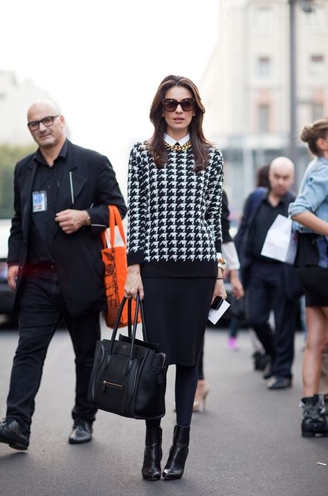 . Houndstooth Sweater Outfit, Leila Yavari, Houndstooth Sweater, Quoi Porter, Corporate Fashion, Sweater Outfit, White Houndstooth, Style Crush, Work Looks