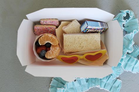 Party Lunch Box Ideas, Party Lunch Boxes, Party Food Boxes, Lunch Box Ideas, Lunch Party, Birthday Party Snacks, Shark Birthday Party, Picnic Birthday, Kids Party Food