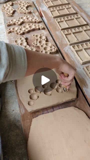 𝙏𝙝𝙚 𝘾𝙚𝙧𝙖𝙢𝙞𝙘 𝙎𝙘𝙝𝙤𝙤𝙡 on Instagram: "How to use a loop tool ❤️  •••  Follow @beautifulswirls for more!" How To Make Ceramic, 100k Views, Ceramic Tools, Pottery Workshop, Pottery Tools, Pottery Techniques, Ceramics Ideas Pottery, Rustic Garden Decor, Ceramic Studio