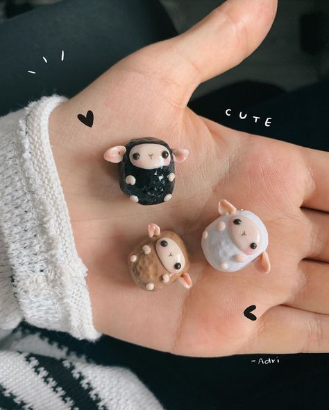 Adri on Instagram: “clay sheeps  yo amo a la oveja negra 🖤😂 #polymerclay #clay #sheep #cute #cutie #cuties #arcilla #polymerclaycreations #quarantine…” Clay Project Ideas, Clay Sheep, Sheep Cute, Easy Clay Sculptures, Clay Keychain, Sculpture Art Clay, Air Dry Clay Projects, Tanah Liat, Clay Diy Projects