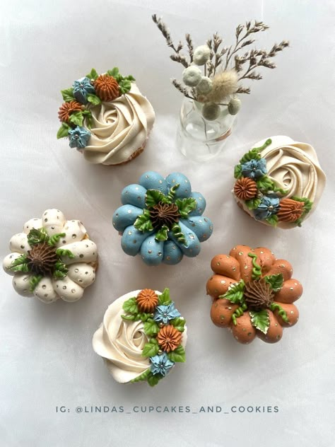 Fall Floral & Pumpkin Cupcakes Nature Inspired Cupcakes, Boho Pumpkin Cupcakes, Fall Leaf Cupcakes, Fall Pumpkin Cupcakes, Pretty Fall Cupcakes, Fall Cupcakes Decoration Simple, Fall Themed Cupcake Ideas, Fancy Fall Cupcakes, Fall Wedding Cupcakes Ideas Rustic