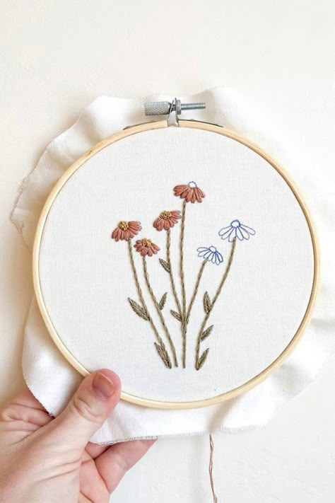 Minimal Embroidery Hoop #embroidery #embroideryart #embroider #embroiderydesign #embroiderypattern #embroiderypatternsbeginner #minimal #minimaldesign #boho #diy #diykit #gift #giftforher #handmade #diyhomedecor #diyideas #diyproject #art Minimal Embroidery, Small Embroidery, Diy Embroidery Designs, Floral Embroidery Patterns, Pola Sulam, Hoop Embroidery, Embroidery Stitches Tutorial, Hand Embroidery Projects, Embroidery Patterns Free