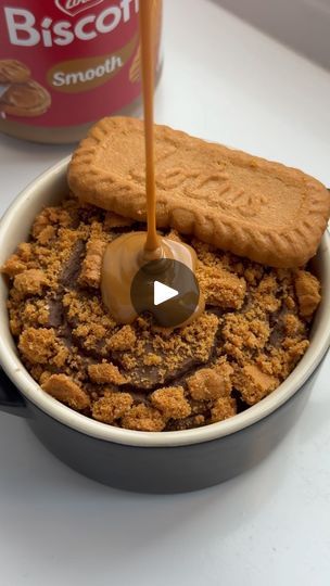 3.9K views · 933 reactions | CHOCOLATE BISCOFF BAKED OATS 🤎 a chocolate bake with crumbled biscoff biscuit on top and drizzled with biscoff spread

Macros: 341kcal | 34.9 C | 11.2 F | 21.7 P (not including biscuit)

What you need:
40g super fine oats {code: HOLLYSOATS} @proteinworks
20g vegan chocolate protein @freesoul {HOLLYSOATS}
125ml almond milk
1/2tsp baking powder
1tsp cocoa powder 
1/2 biscoff biscuit (crumbled)

Drizzle:
7g biscoff spread 

Method:
Blend oats to create the oat flour or use pure fine oats.
Stir oats, protein, cocoa powder, baking powder and milk together until smooth.
Pour mixture into a ramekin. Crumble biscoff biscuit on top.
Bake for 20 mins at 180 degrees. 
Melt biscoff in microwave for 15 seconds, drizzle!

Enjoy 🫶🏻

#oats #oatmeal #oatmealrecipe #proats #f Oats Protein, Biscoff Biscuits, Biscoff Spread, Baked Oats, Chocolate Protein, Oat Flour, Oatmeal Recipes, Chocolate Baking, Mug Cake