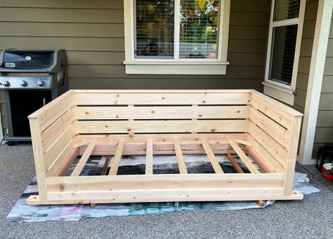 porch swing bed Diy Hanging Day Bed Porch Swings, Diy Porch Seating, Diy Patio Bed, Porch Swings Diy, Diy Day Bed, Diy Porch Bed, Hanging Bed Diy, Diy Crib Mattress, Diy Porch Swing Bed