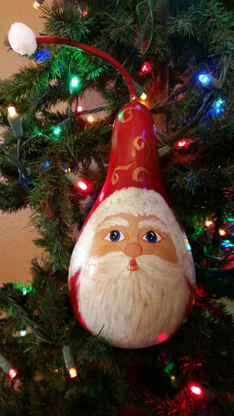 Santa Gourds Painted, Santa Gourds, Gourd Christmas, Draw Santa, Christmas Gourds, Gourd Painting, Gourd Ornaments, Santa Faces, Santa Paintings