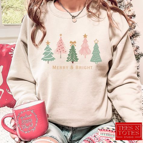 Christmas Graphic Tees, Comfy Christmas, Merry Bright Christmas, Crewneck Design, Winter Shirts, Bright Christmas, Holiday Sweatshirt, Sweatshirt Cute, Cat Sweatshirt