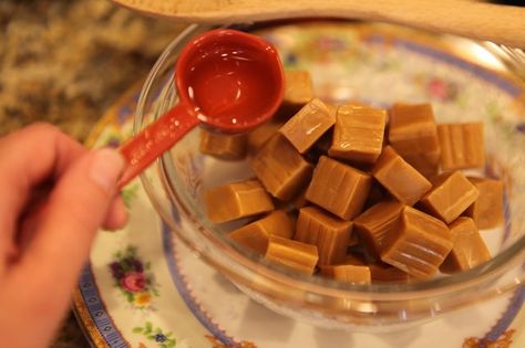 In just a few minutes, you can melt caramels to a smooth consistency in your microwave. Caramels are made by gradually heating sugar with butter and cream to about 250 degrees Fahrenheit, known in candy making as the "firm ball stage." Melting caramels in the microwave helps the novice candymaker avoid the sugar-scorching perils of direct heat. The... Caramel For Apples, Melted Caramel Squares, Caramel Apple Kits, Caramel Apple Sauce, Diy Caramel, Caramel Apple Crisp, Mini Caramel Apples, Caramel Apples Homemade, Caramel Apple Dip